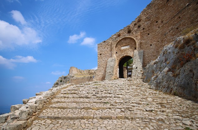 πύλη εισόδου στο κάστρο της Ακροκορίνθου