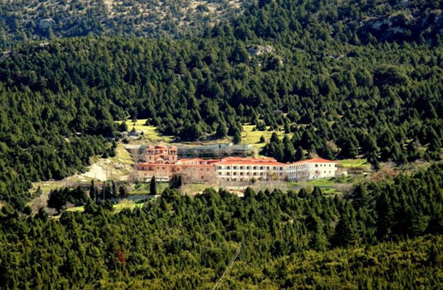 Ιερά Μονή Μαλεβής από Ναύπλιο: Η Ιερά Μονή Μαλεβή είναι περιτριγυρισμένη από πράσινο