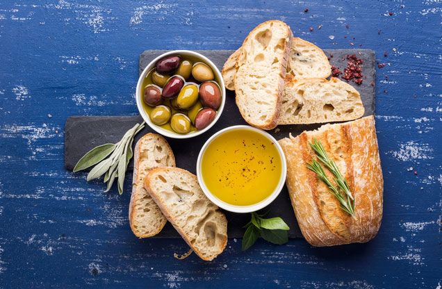 Food Tour Ναύπλιο: ελιές ψωμί και ελαιόλαδο σε ένα τραπέζι