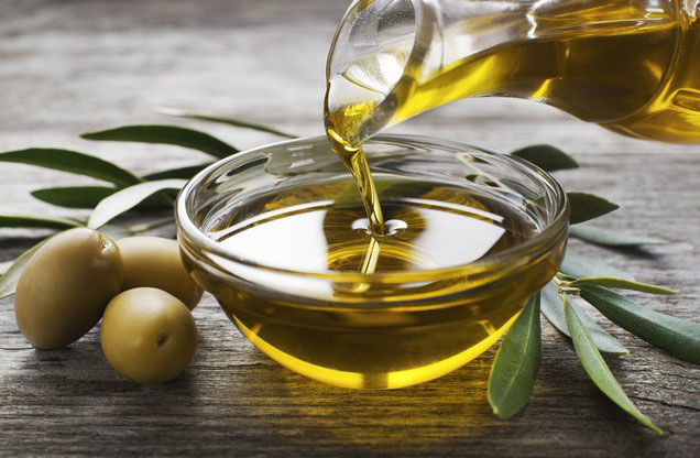 Γευσιγνωσία Λαδιού & Αρχ. Θέατρο Επιδαύρου: ελαιόλαδο σε γυάλινο μπόλ με ελιές δίπλα του