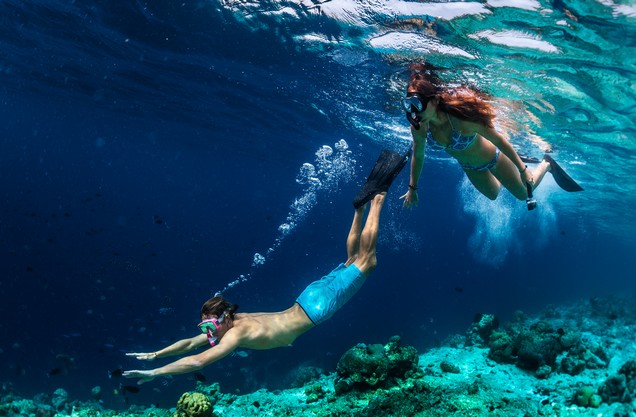 SUP & Snorkeling στην παραλία της Βοϊδοκοιλιάς: μια γυναίκα και ένας άνδρας κάνουν βουτιά μέσα στα μπλε νερά της παραλίας της Βοϊδοκοιλιάς